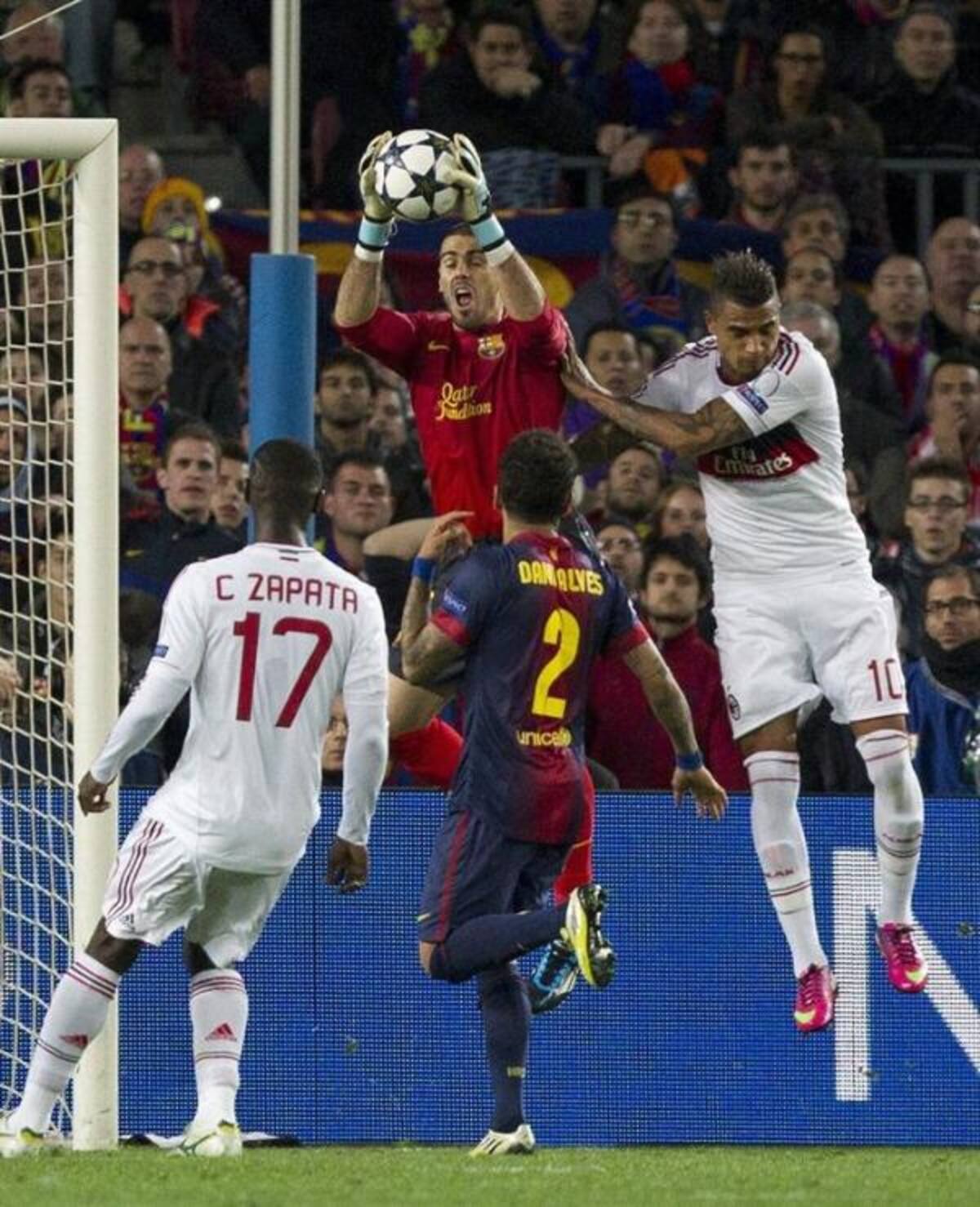 El portero del Barcelona Víctor Valdés detiene un balón ante delantero alemán Prince Boateng, del Milan.