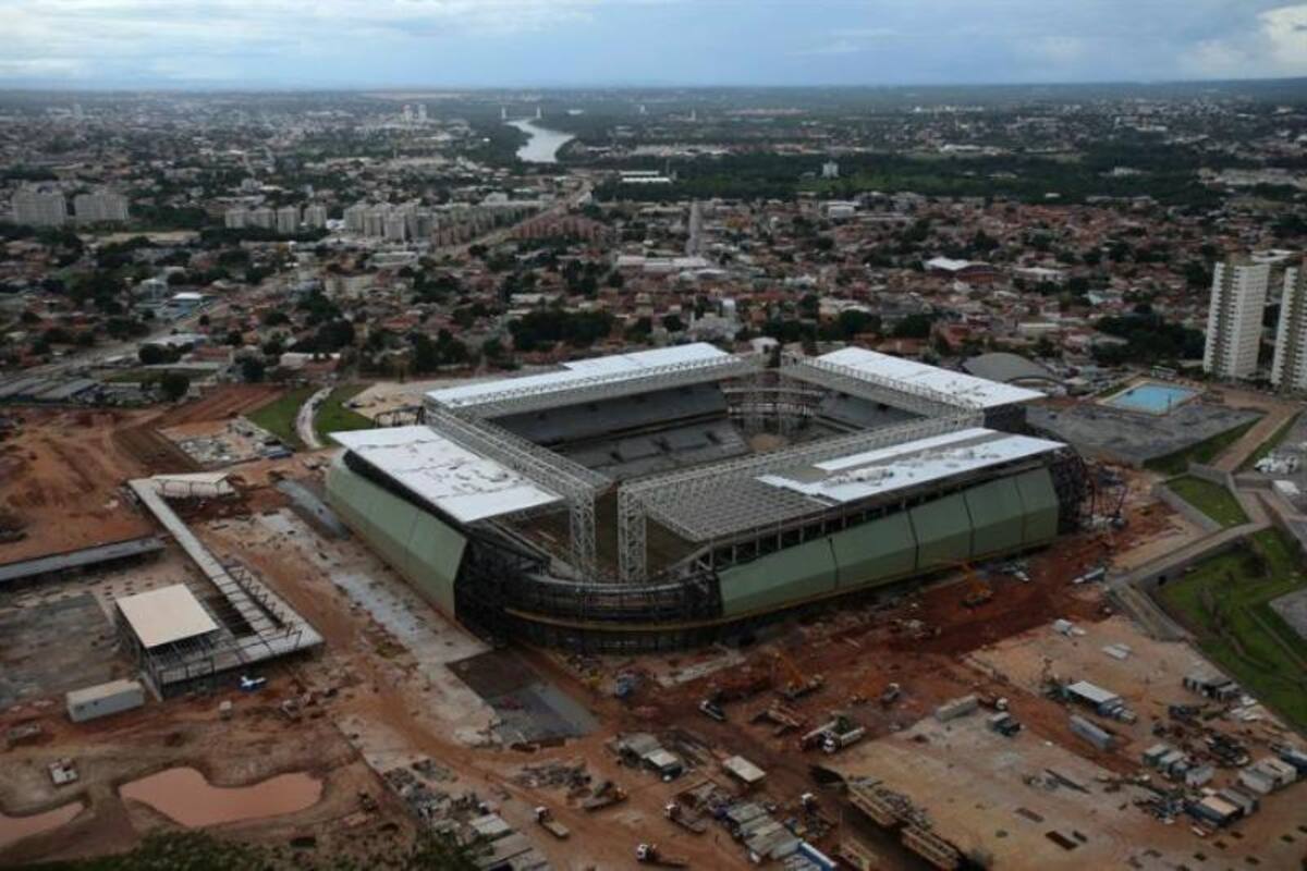 Aspecto general de las obras en Arena Pantanal, estadio de Cuiabá (capital de Mato Grosso) en Brasil. La sede del partido Colombia - Japón atrasó la entrega de las obras hasta mediados de febrero por problemas para contratar trabajadores.