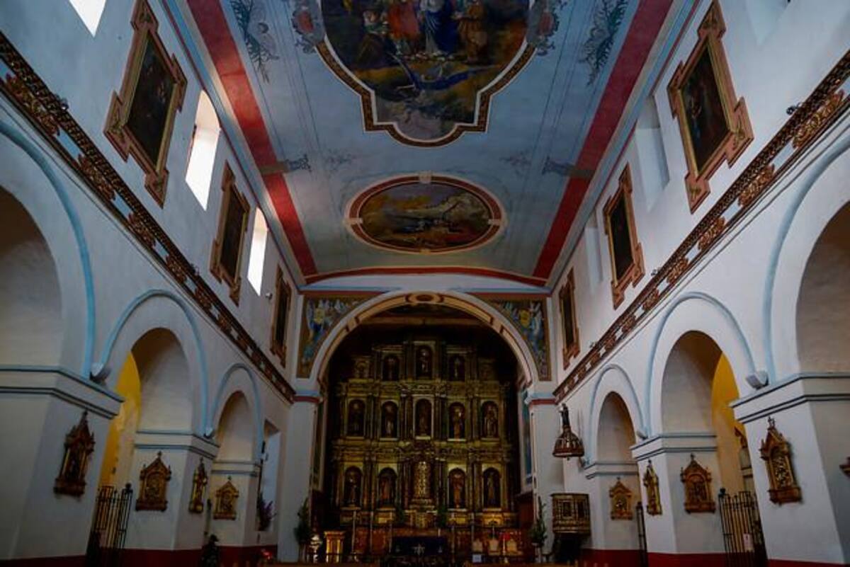 Imágenes de algunas de los principales templos e iglésias cátolicas de Bogotá, donde los fieles se reúnen a conmemorar la pasión de Cristo.