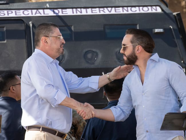 El presidente de Costa Rica, Rodrigo Chaves (izq.), saluda a la presidenta de El Salvador, Nayi Bukele, durante una visita oficial a Costa Rica el 14 de enero de 2026 en San José, Costa Rica. (Foto de Manuel Arnoldo Robert Batalla/Getty Images)