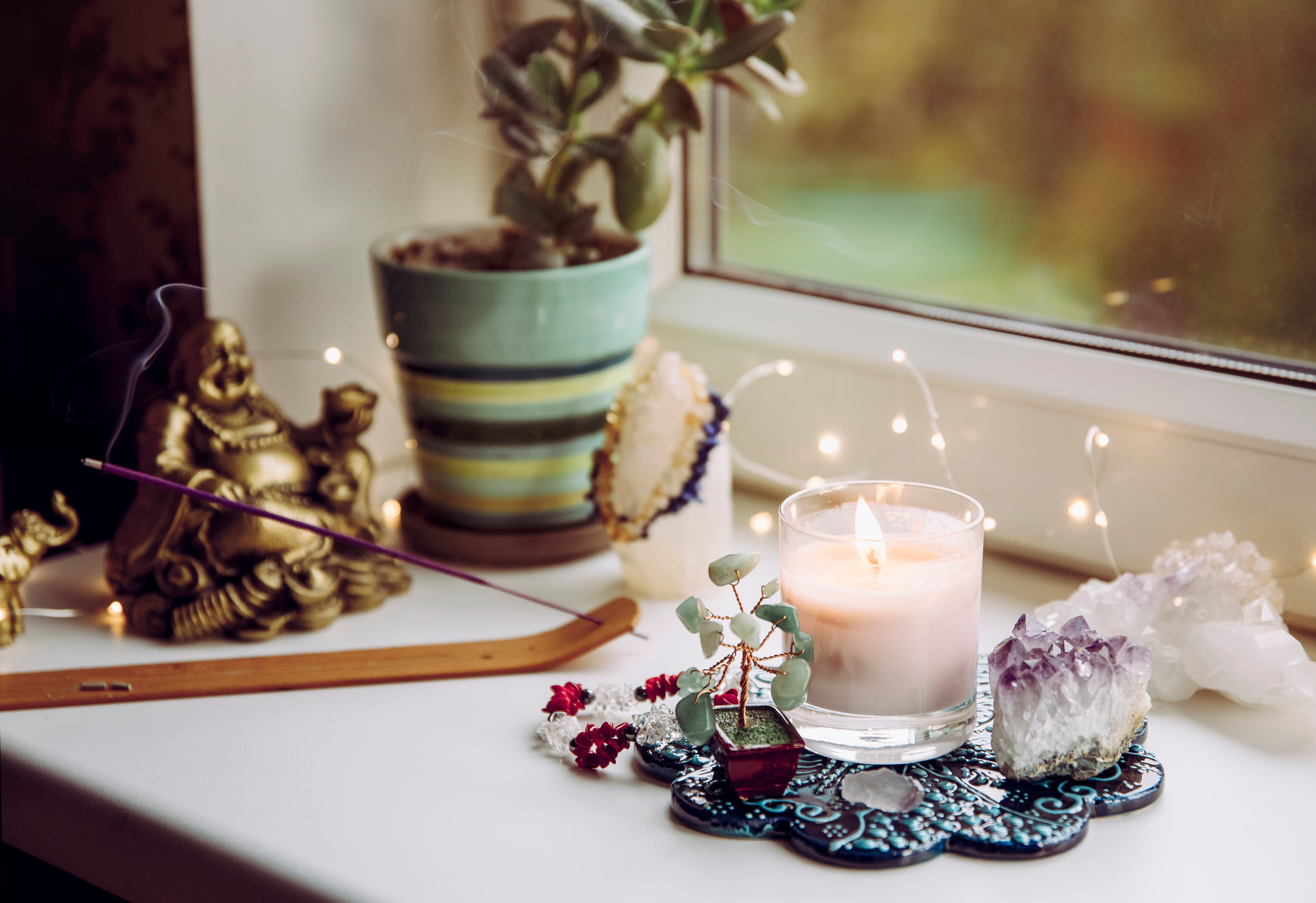 Plantas, sahumerios y velas para limpiar las malas energías del hogar. (Foto vía Getty Images)