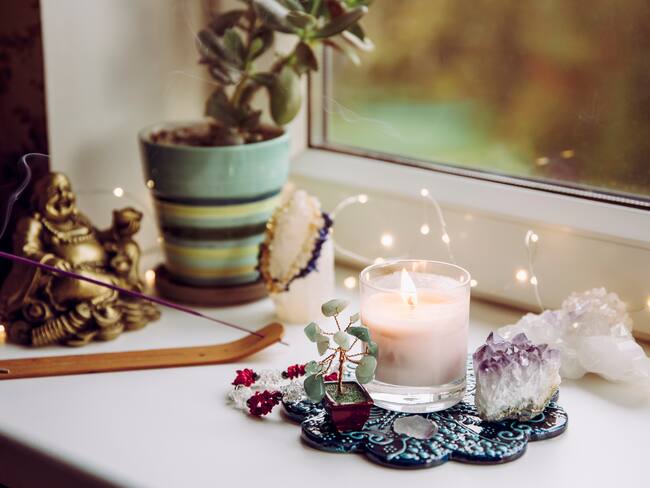 Plantas, sahumerios y velas para limpiar las malas energías del hogar. (Foto vía Getty Images)