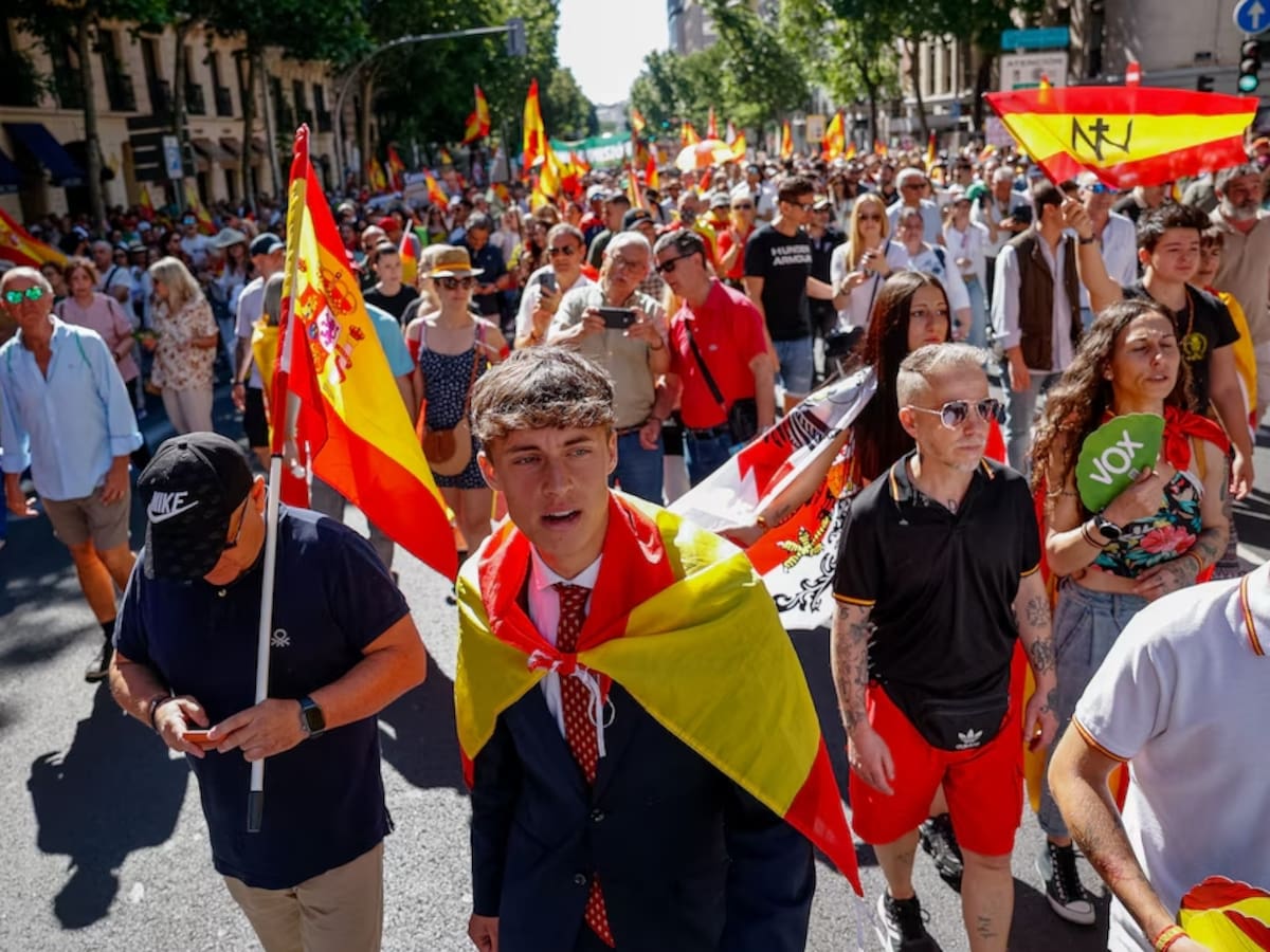 Miles de personas marcharon en Madrid para pedir la dimisión del presidente Pedro Sánchez