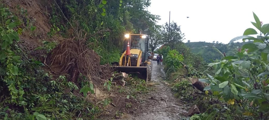 Maquinaria amarilla removiendo un deslizamiento en Villamaría, Caldas. Foto: Secretaría de Infraestructura de Caldas.