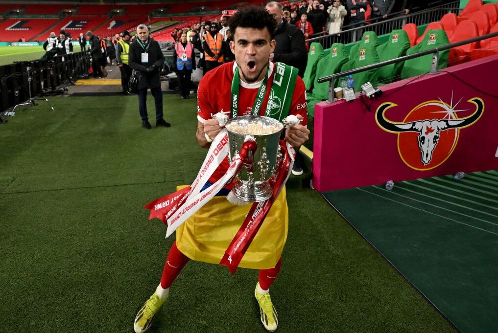 Luis Díaz con el trofeo de la Carabao Cup /  Getty Images