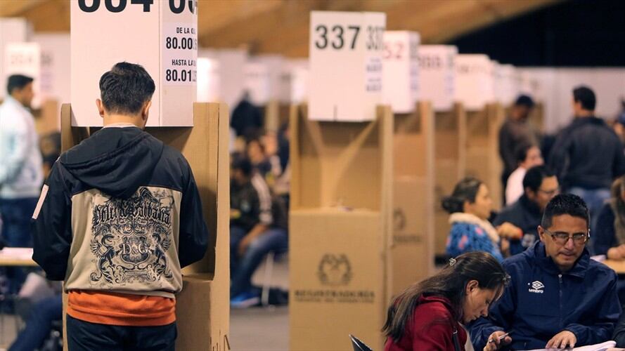 Colombianos votando en el plebiscito. Foto: Agencia EFE