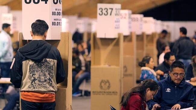 Colombianos votando en el plebiscito. Foto: Agencia EFE