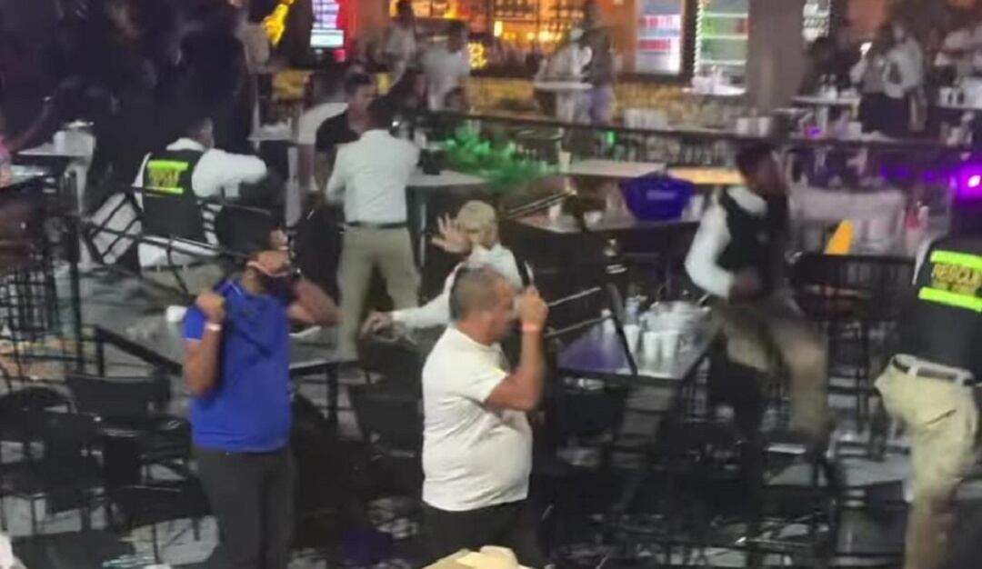 Pelea dentro de la discoteca