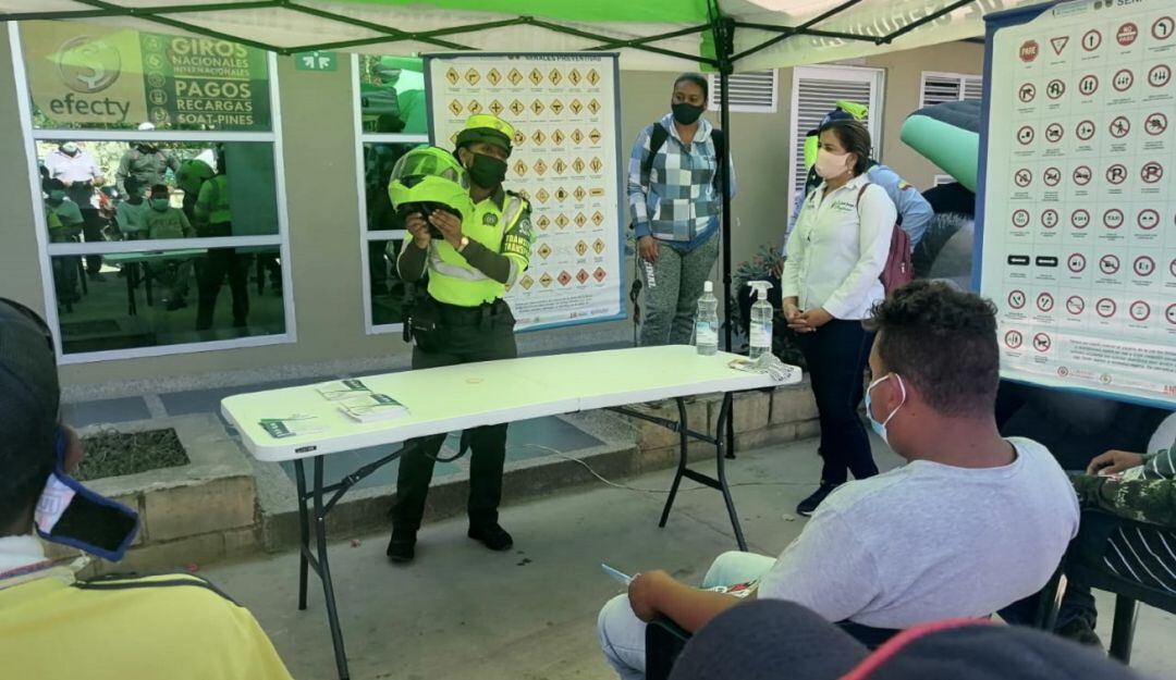 La Policía de Tránsito realiza campaña para socializar la nueva normativa del uso del casco
