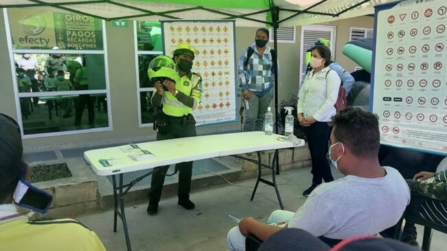 La Policía de Tránsito realiza campaña para socializar la nueva normativa del uso del casco