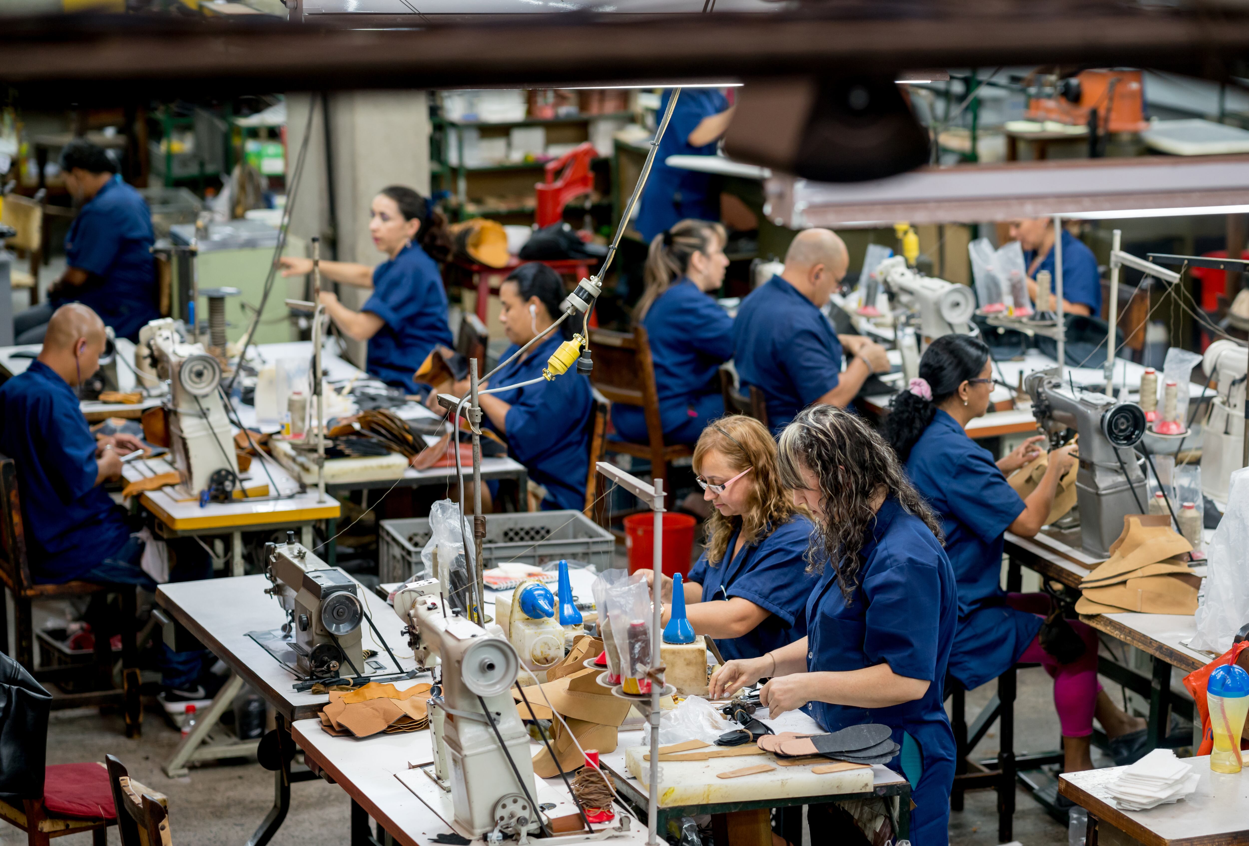 Trabajadores en una fábrica de zapatos. Foto: Getty Images.