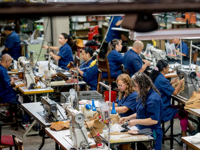 Trabajadores en una fábrica de zapatos. Foto: Getty Images.
