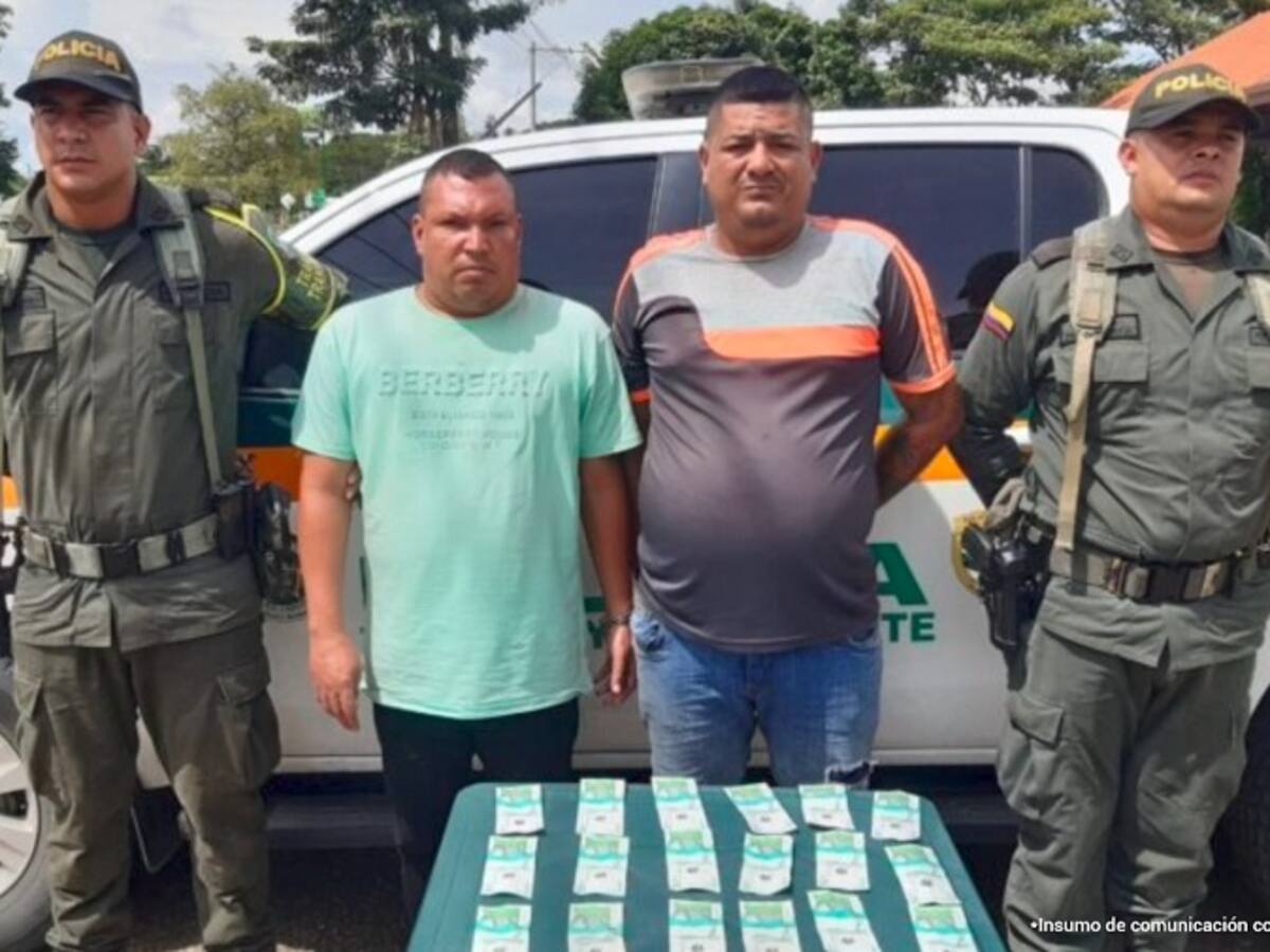 Aseguran a dos hombres que fueron capturados con dinero falso en Bolívar