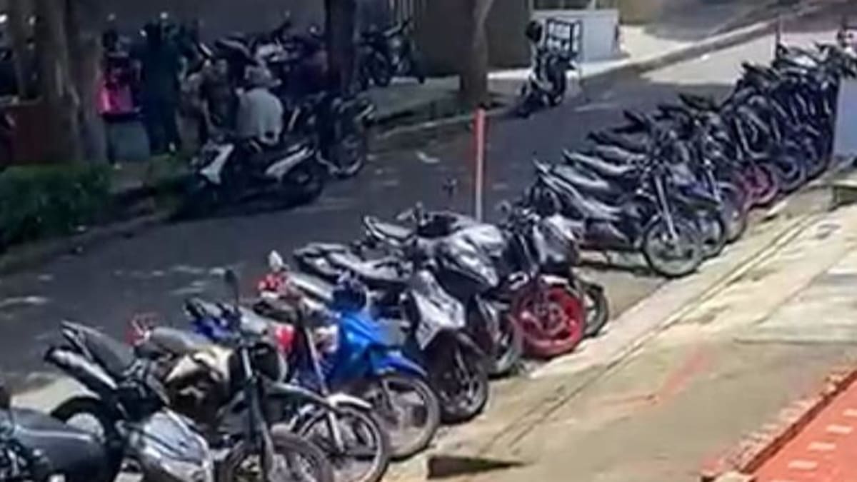 Comunidad denuncia invasión del espacio público por parqueo de motos