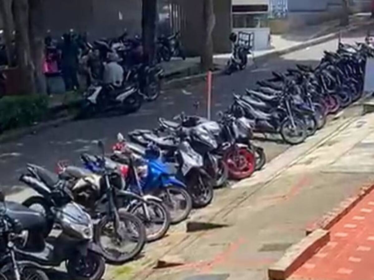 Bucaramanga: Denuncian invasión por parqueo de motos cerca al Hospital Universitario de Santander