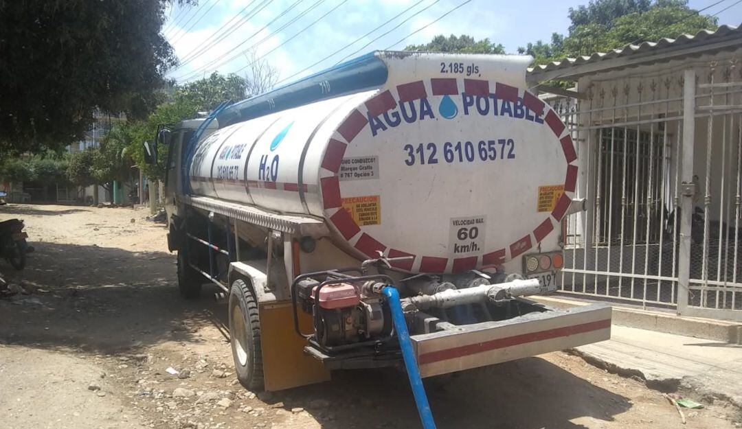 Samarios recurren a carrotanques por falta de agua 