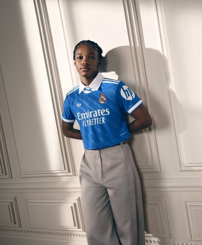 Linda Caicedo luciendo la nueva camiseta del Real Madrid