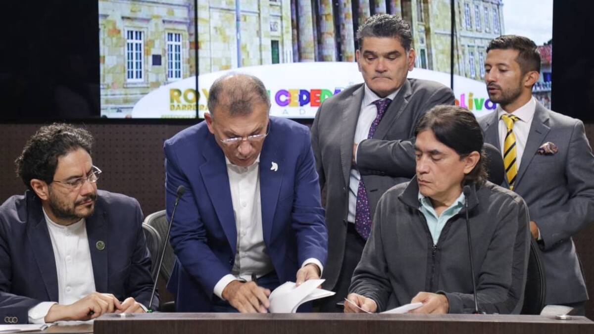 Roy se le adelantó a Gustavo Bolívar en radicar proyecto de reforma a la Contraloría