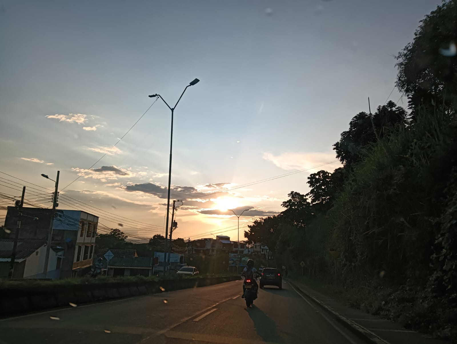 A pesar de las lluvias, tenemos lindos atardeceres en Armenia. Foto: Adrián Trejos