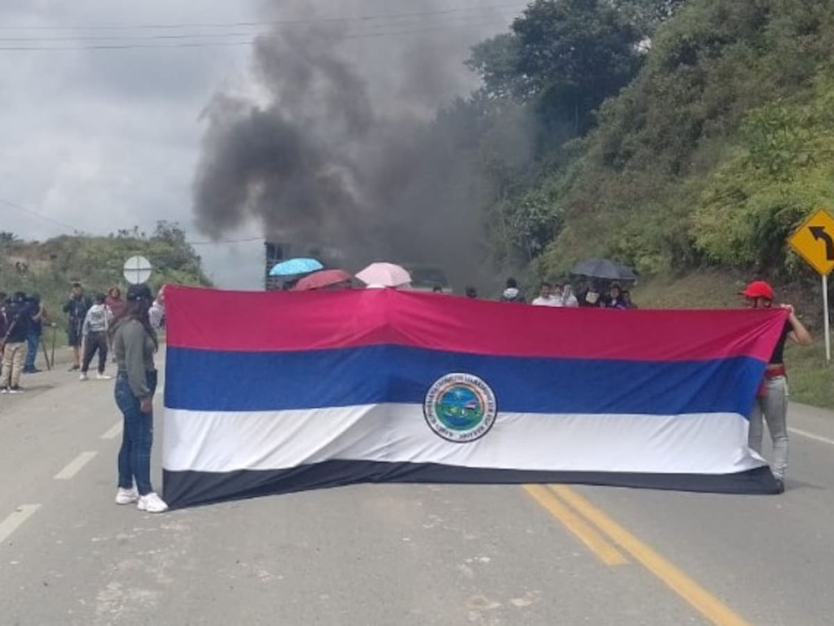 Comunidades indígenas bloquean la vía Panamericana entre Popayán y Cali