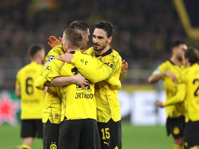 Dortmund (Germany), 13/03/2024.- Dortmund&#039;s Mats Hummels (R) celebrates with teammates after the UEFA Champions League Round of 16, 2nd leg soccer match between Borussia Dortmund and PSV Eindhoven, in Dortmund, Germany, 13 March 2024. (Liga de Campeones, Alemania, Rusia) EFE/EPA/Christopher Neundorf