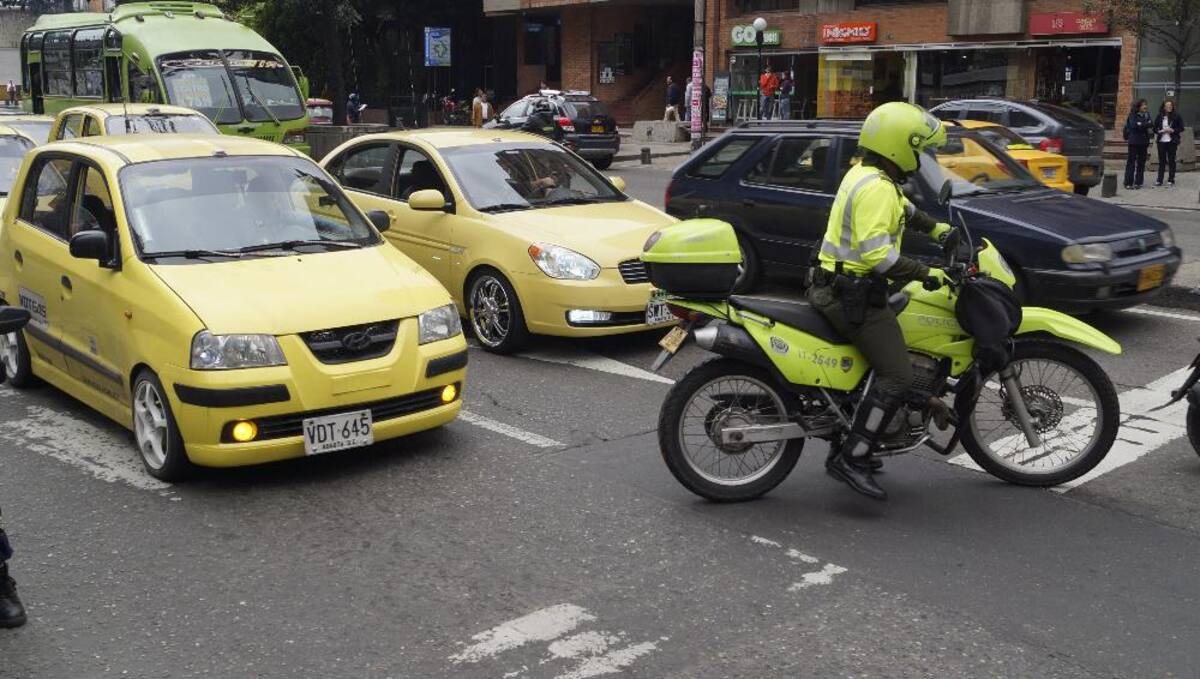 Cerca de 200 taxistas realizan esta protesta causando problemas de movilidad por la carrera séptima.