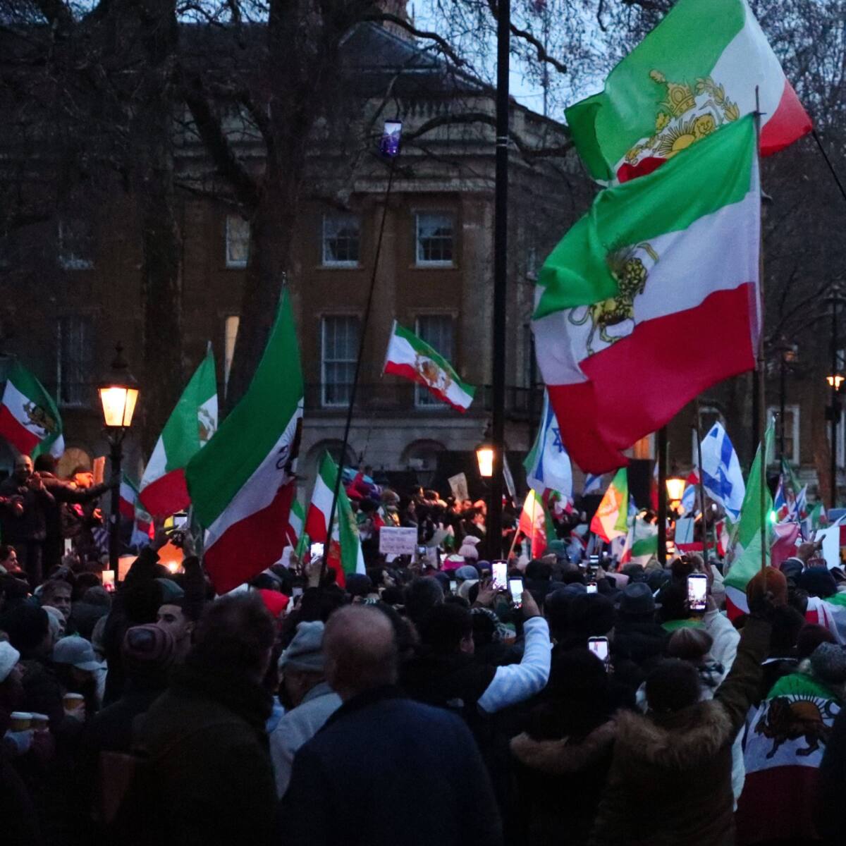 El régimen iraní amenazó con atacar bases de EE.UU. si interviene en defensa de las manifestaciones