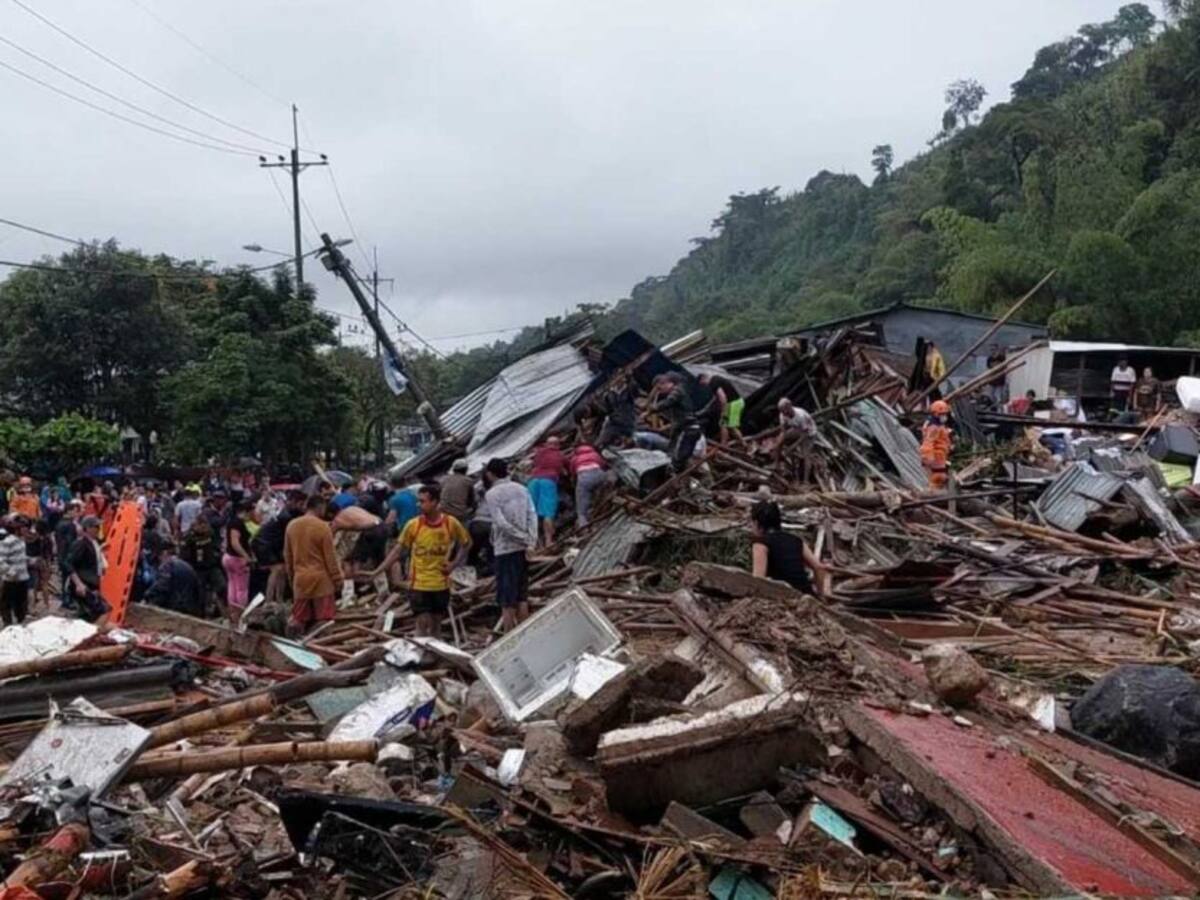 Afectados por derrumbe en Pereira tuvieron que volver a la zona de riesgo