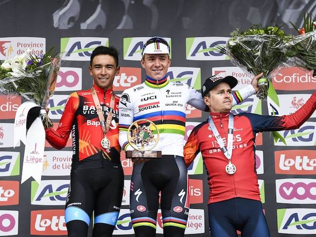 Santiago Buitrago en el podio de la Lieja-Bastoña-Lieja junto a Remco Evenepoel y Tom Pidcock. (Photo by GOYVAERTS/Belga/AFP via Getty Images)