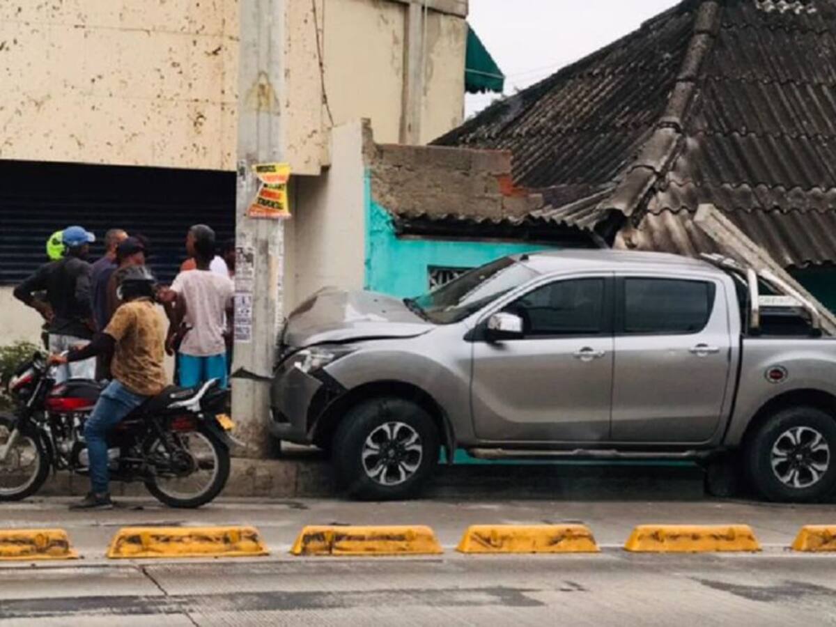 Camioneta impactó contra un poste en la Av. Pedro de Heredia