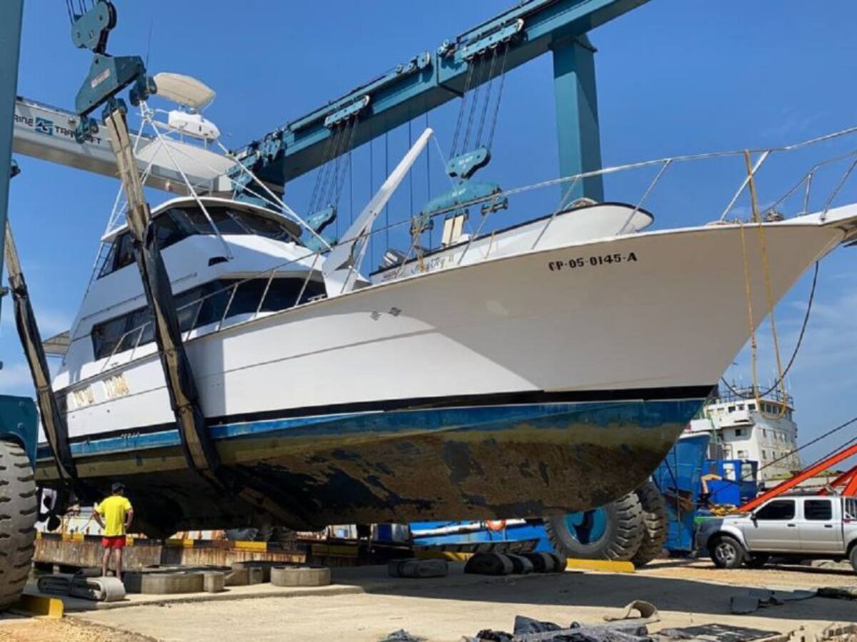 En Cartagena reflotan yate hundido en la ciénaga de Cholón