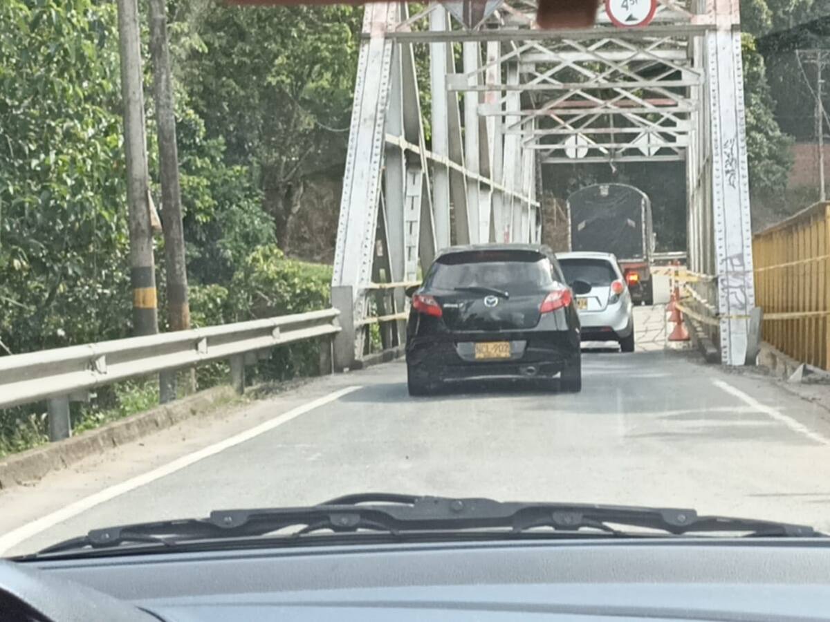 ¿Quién controla el paso de vehículos de carga por el puente de Piedras de Moler?
