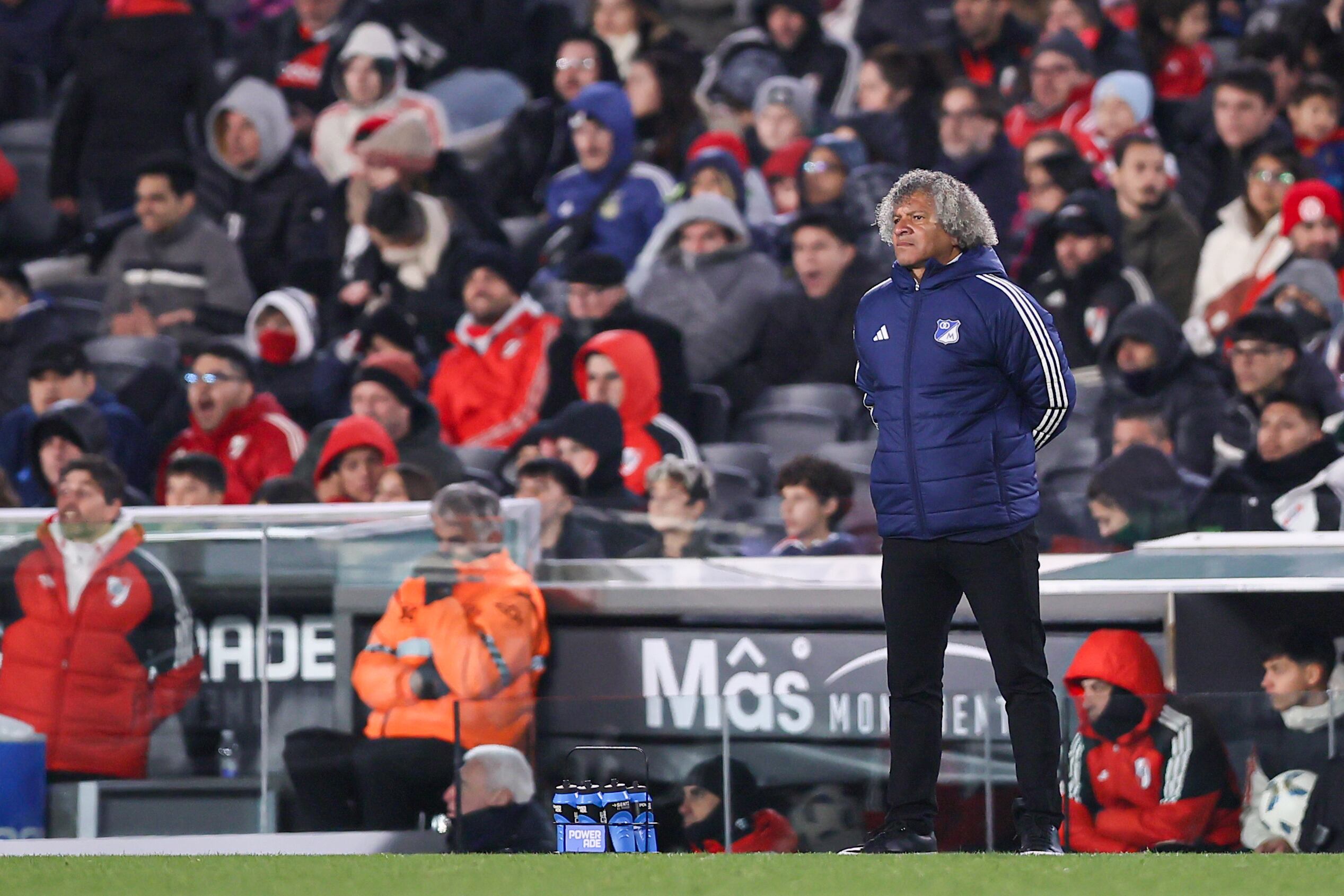AME783. BUENOS AIRES (ARGENTINA), 09/07/2024.- El director técnico Alberto Gamero de Millonarios reacciona este martes, durante un partido amistoso entre Millonarios y River Plate, en el estadio Mâs Monumental, en Buenos Aires (Argentina). EFE/ Str