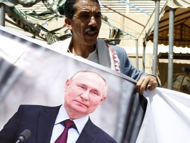 Ciudadanos muestran apoyo a Putin en la embajada de Rusia en Yemen. 