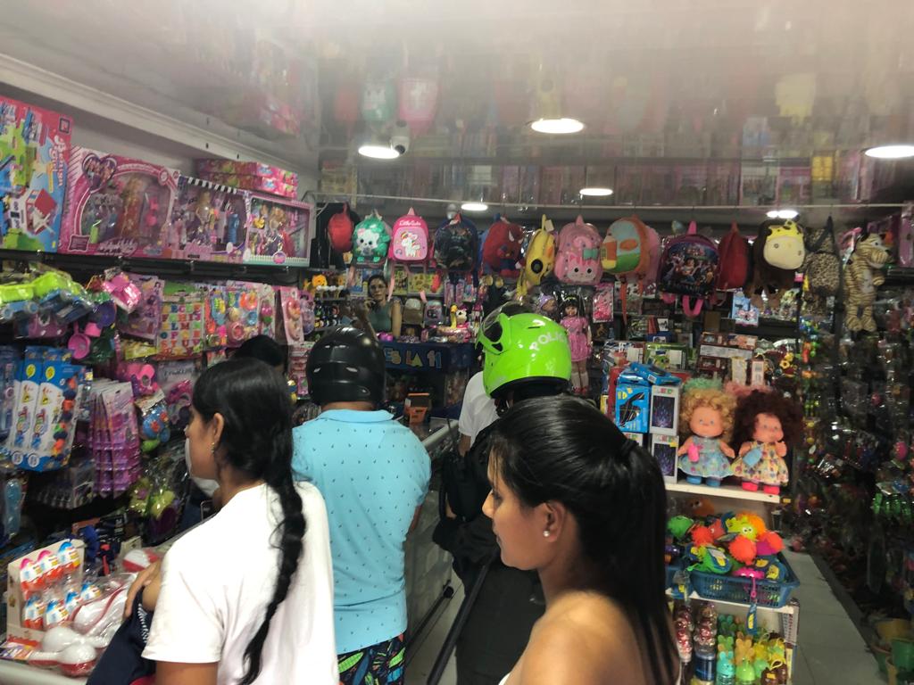 Autoridades realizan la vigilancia en establecimientos de comercio, centros comerciales y en lugares de alta aglomeración de personas.