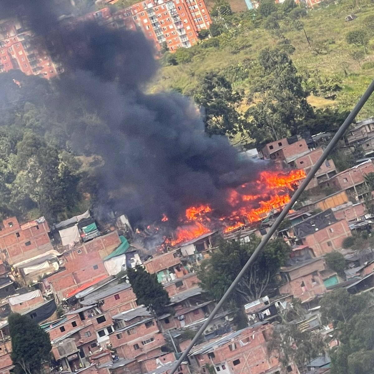 Un incendio de grandes proporciones genera una emergencia en Medellín