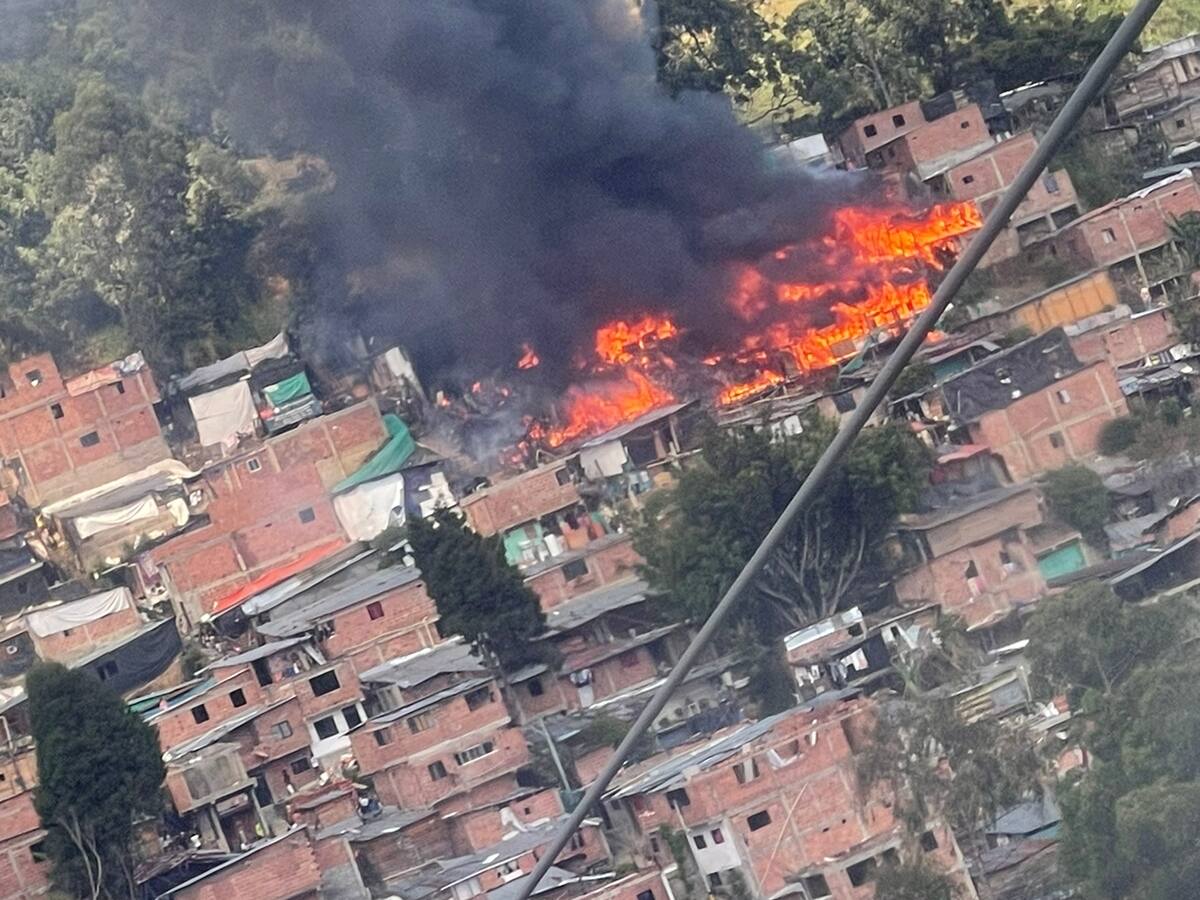 Un incendio de grandes proporciones genera una emergencia en Medellín
