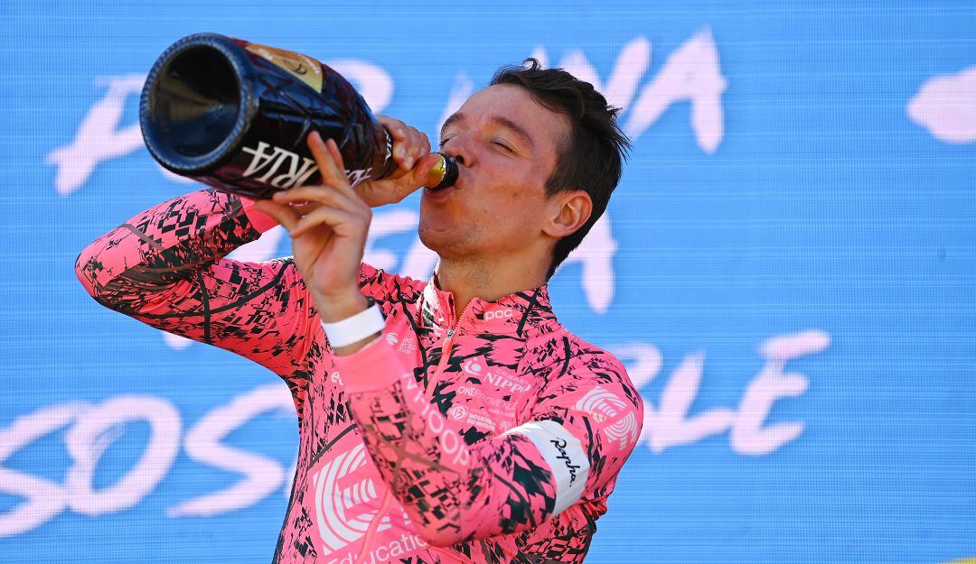 Rigoberto Urán festeja su victoria en la etapa 17 de La Vuelta a España.