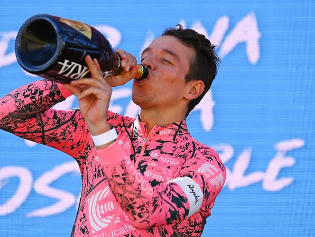 Rigoberto Urán festeja su victoria en la etapa 17 de La Vuelta a España.