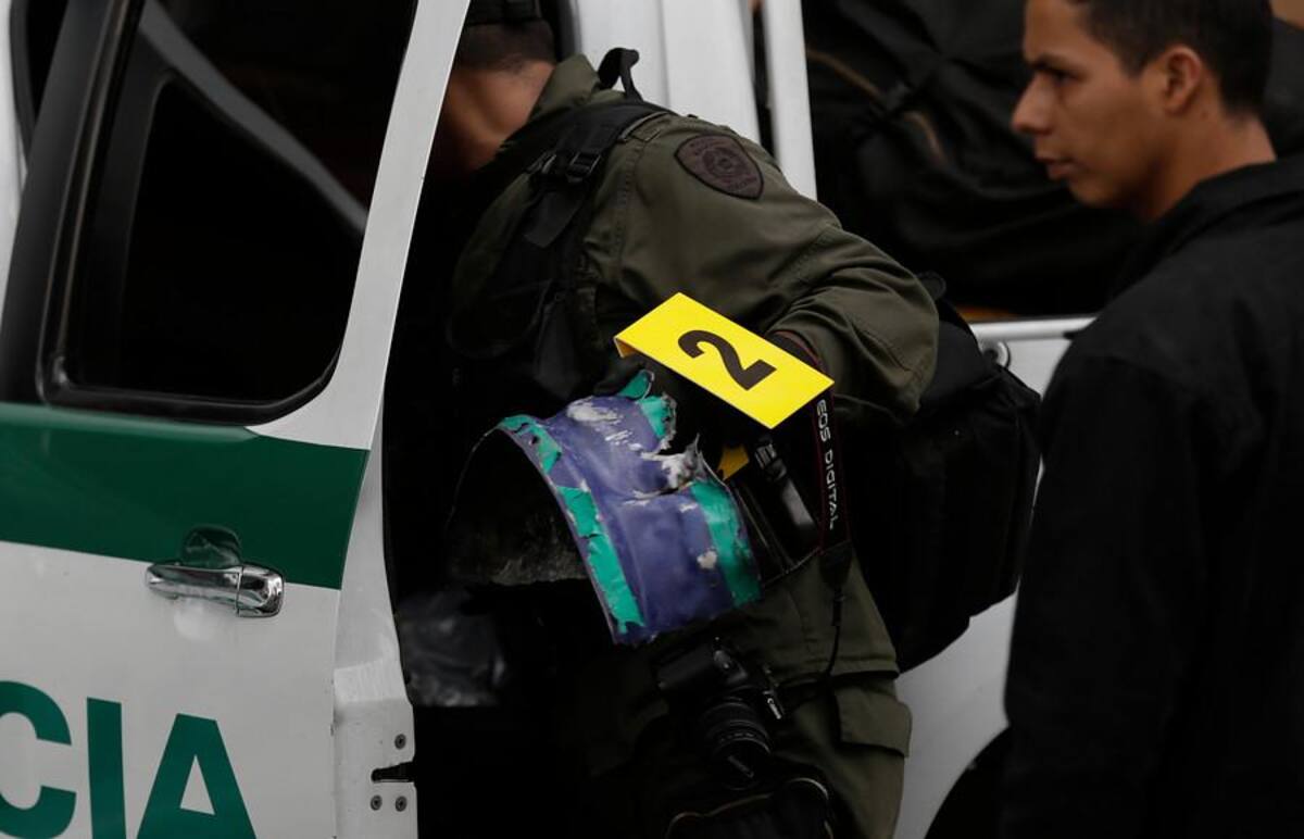 El paquete fue detonado de manera controlada, porque primeras versiones de la Policía, apuntaron a que se trataba de un explosivo.