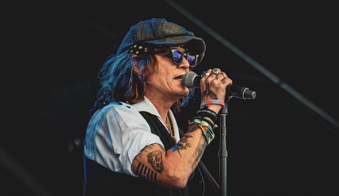 Johnny Depp cantando en el escenario del Helsinki Blues Festival. 