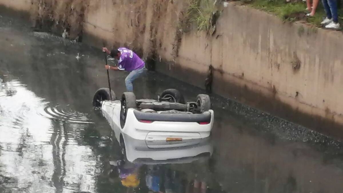 Rescatan a hombre que sufrió accidente y cayó a un caño
