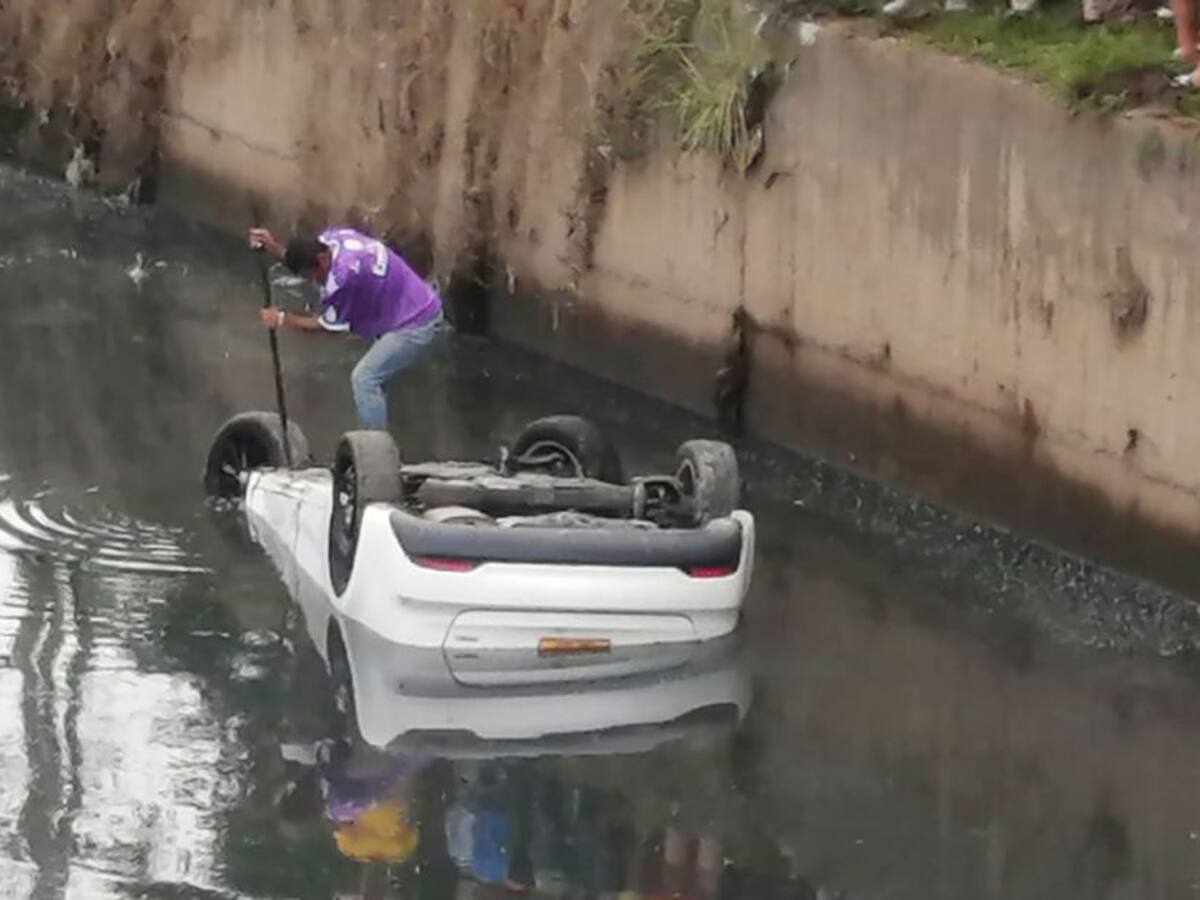 Rescatan a hombre que sufrió accidente y cayó a un caño
