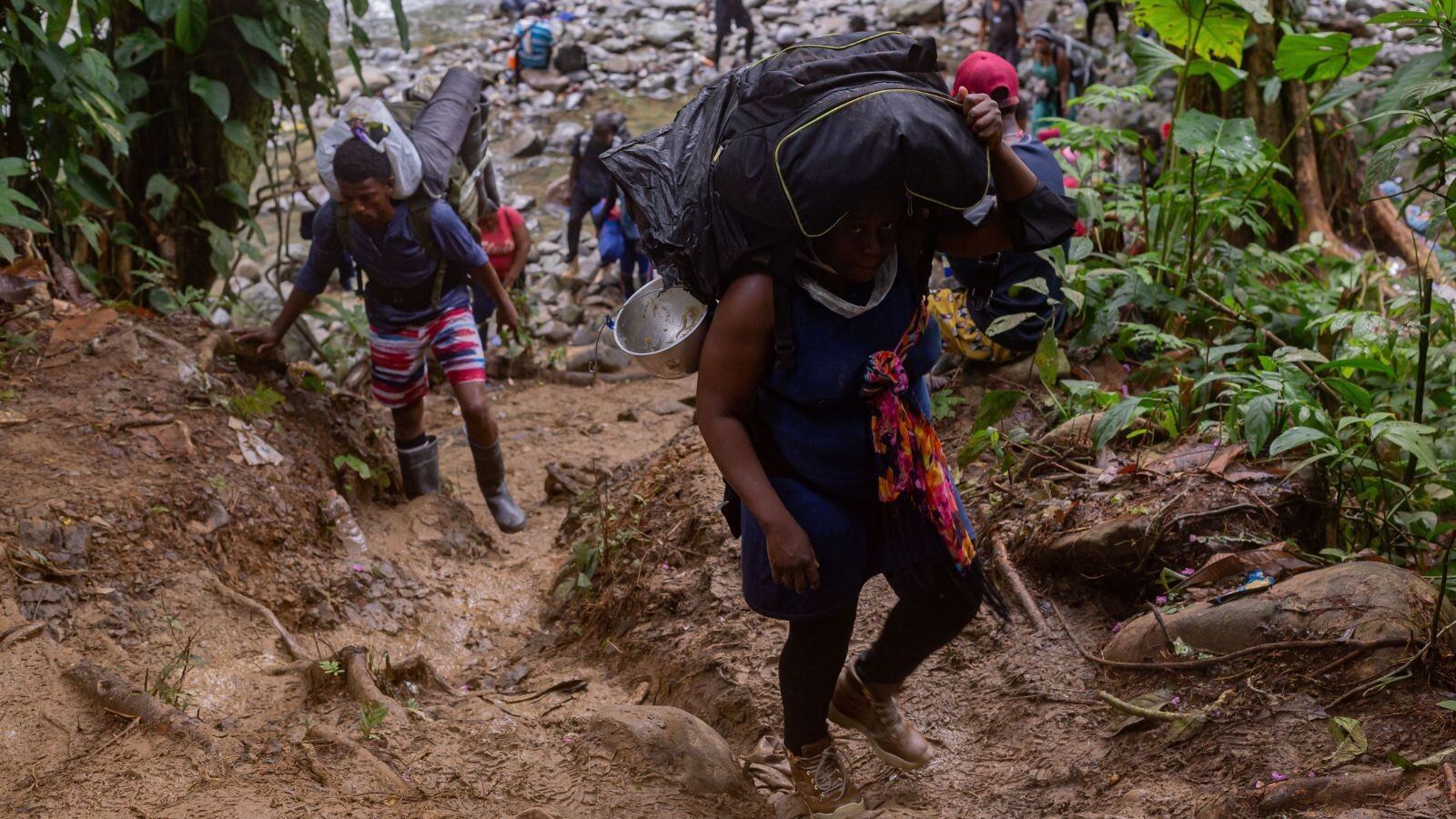 Migrantes en su ruta por la selva del Darién para llegar a Panamá.