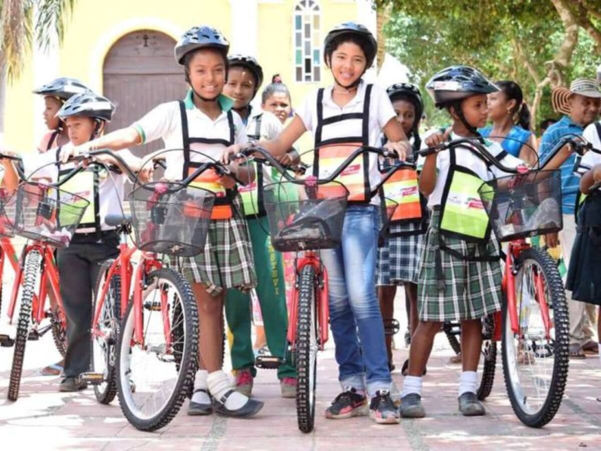 Gobernación de Bolívar entrega bicicletas contra la deserción escolar