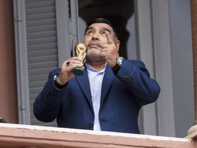 Maradona volvió a besar la Copa del Mundo en el balcón presidencial