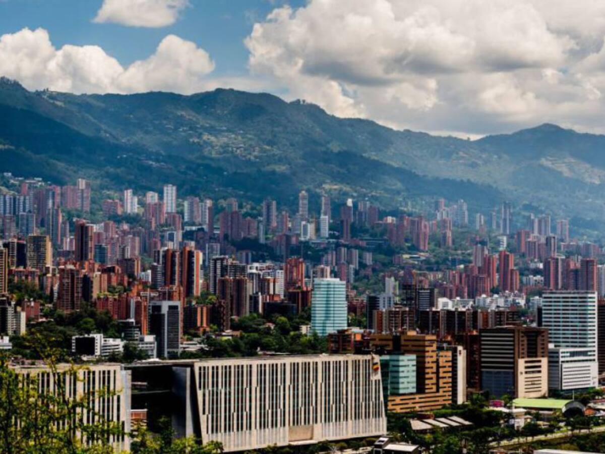 "En Medellín también se debería reabrir más la economía": gobernador