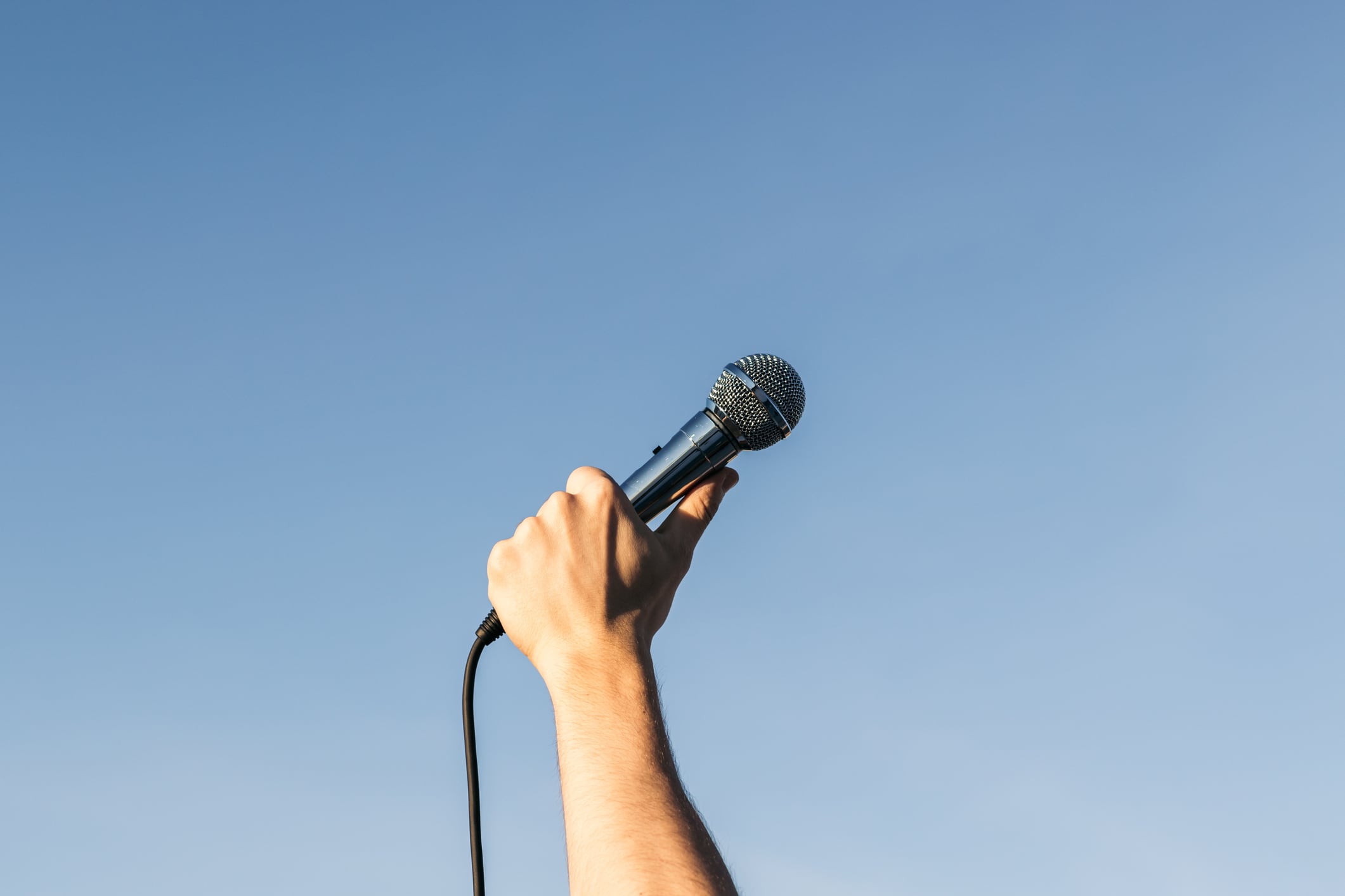 Imagen de persona hablando por micrófono. Foto: Getty Images.