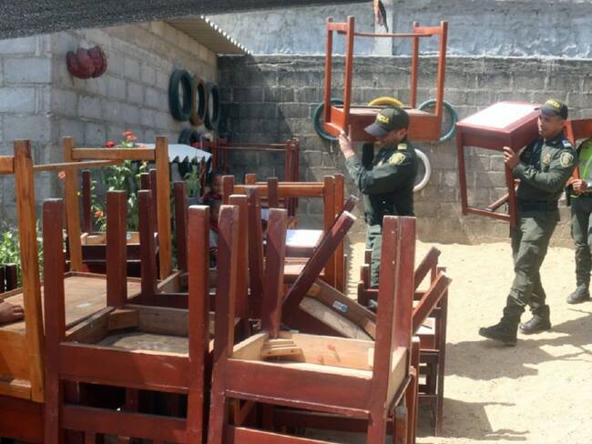 Policía entrega sillas y pupitres a un colegio del norte de Bolívar