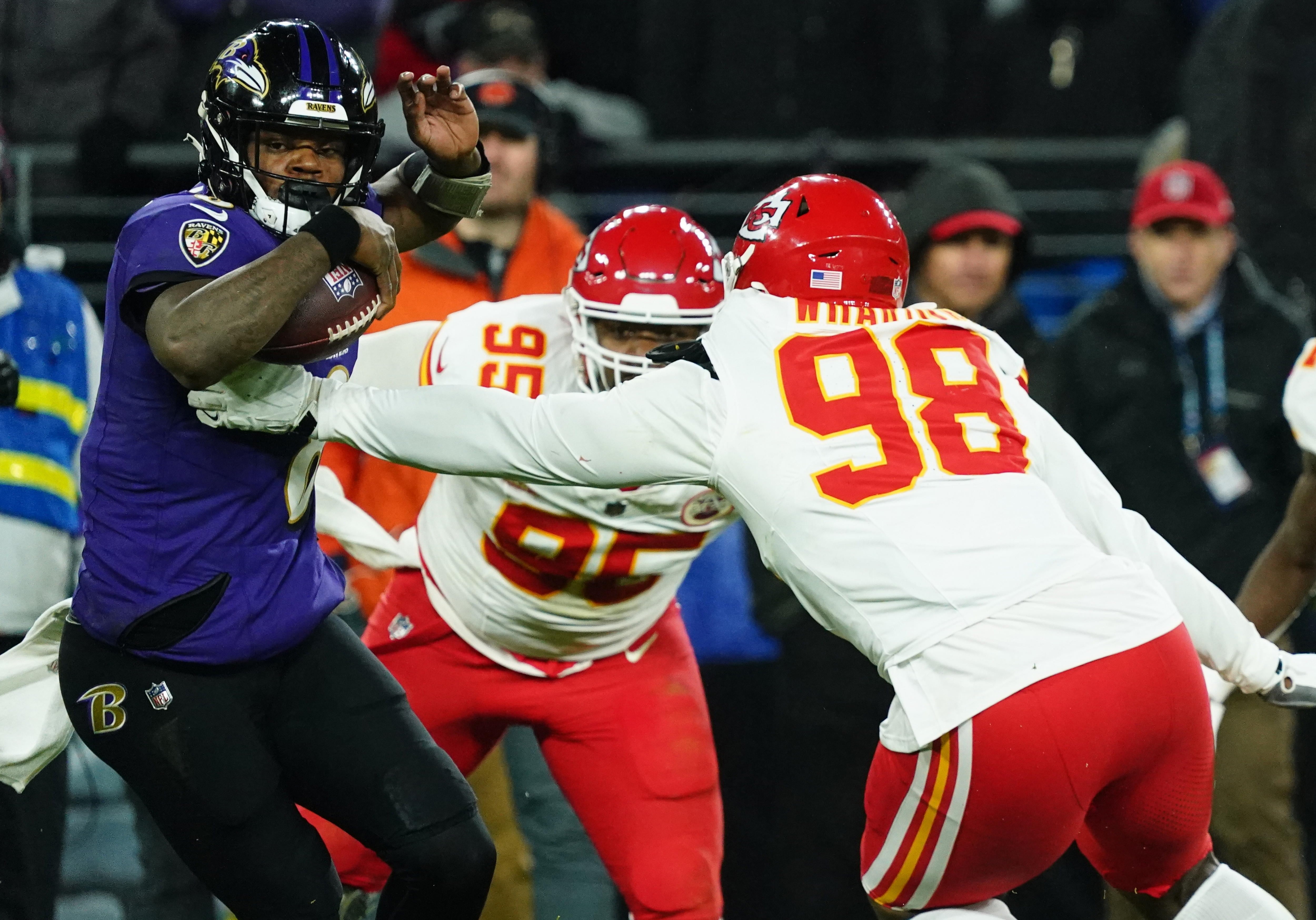 Baltimore (United States), 28/01/2024.- Baltimore Ravens quarterback Lamar Jackson (L) tries to elude a tackle by Kansas City Chiefs defensive tackle Chris Jones (C) and Kansas City Chiefs defensive tackle Tershawn Wharton (R) during the second half of the AFC conference championship game between the Baltimore Ravens and the Kansas City Chiefs in Baltimore, Maryland, USA, 28 January 2024. The AFC conference championship Kansas City Chiefs will face the winner of the NFC conference championship game between the San Francisco 49ers and the Detroit Lions to advance to the Super Bowl LVIII in Las Vegas, Nevada, on 11 February 2024. EFE/EPA/SHAWN THEW